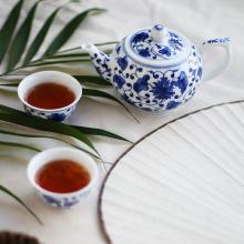 3头青花缠枝尊品茶具